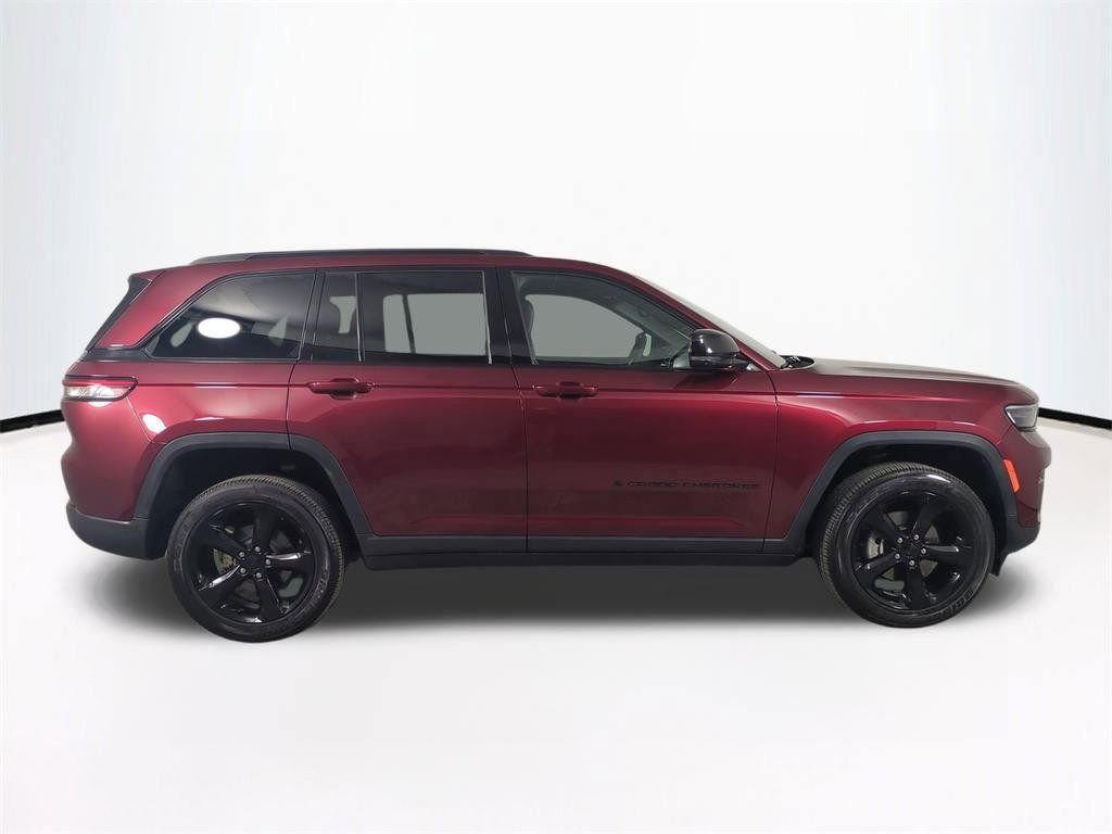 Used 2024 Jeep Grand Cherokee Altitude image 4