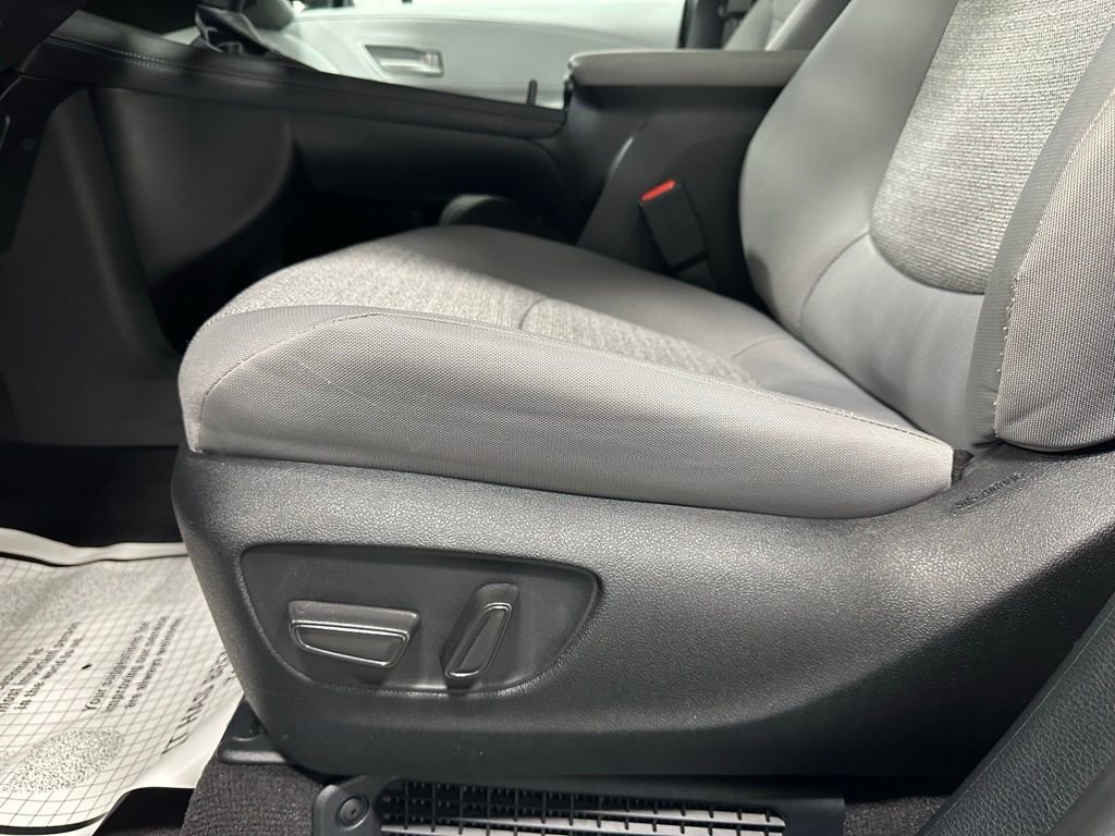 Used 2025 Toyota Sienna LE image 13