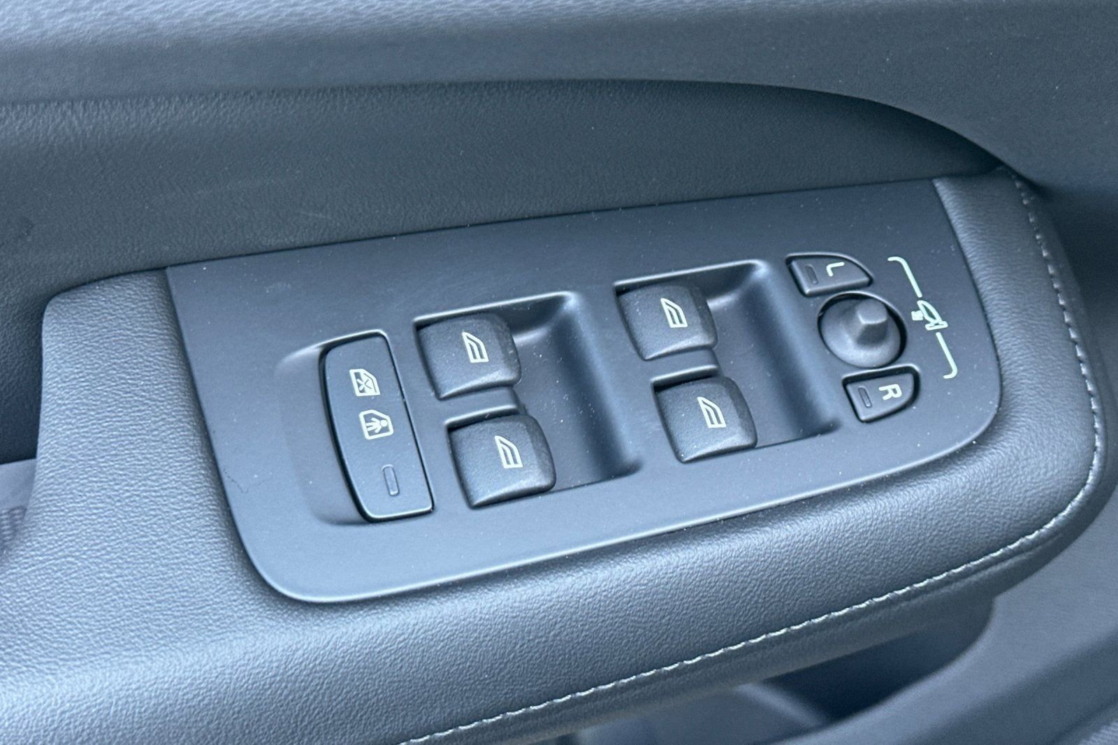 New 2026 Volvo V60 B5 Cross Country Plus w/ Climate Package image 15