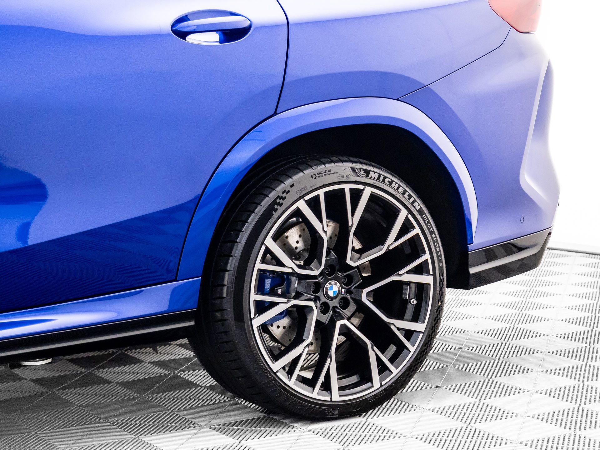 Used 2025 BMW X6 M Competition w/ Executive Package image 33