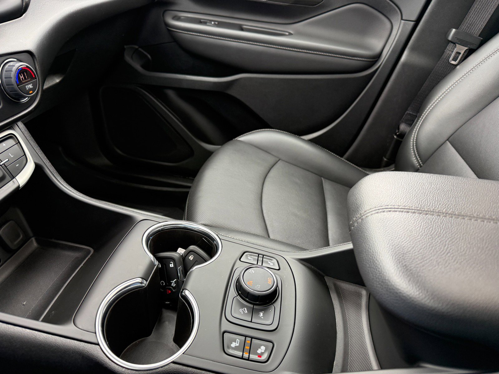 Used 2022 GMC Terrain SLT w/ Elevation Edition image 32