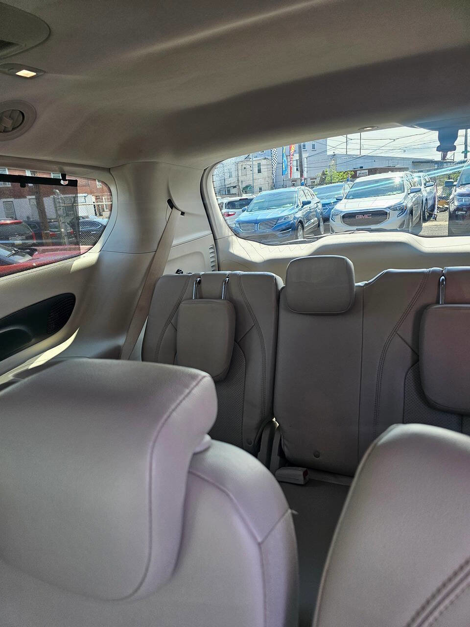 Used 2017 Chrysler Pacifica Touring-L Plus w/ Advanced Safetytec Group FWD image 14