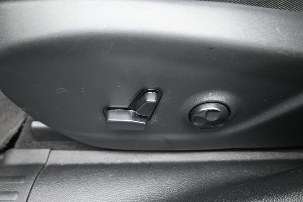 Used 2019 Jeep Cherokee Latitude Plus w/ Comfort/Convenience Group FWD image 20