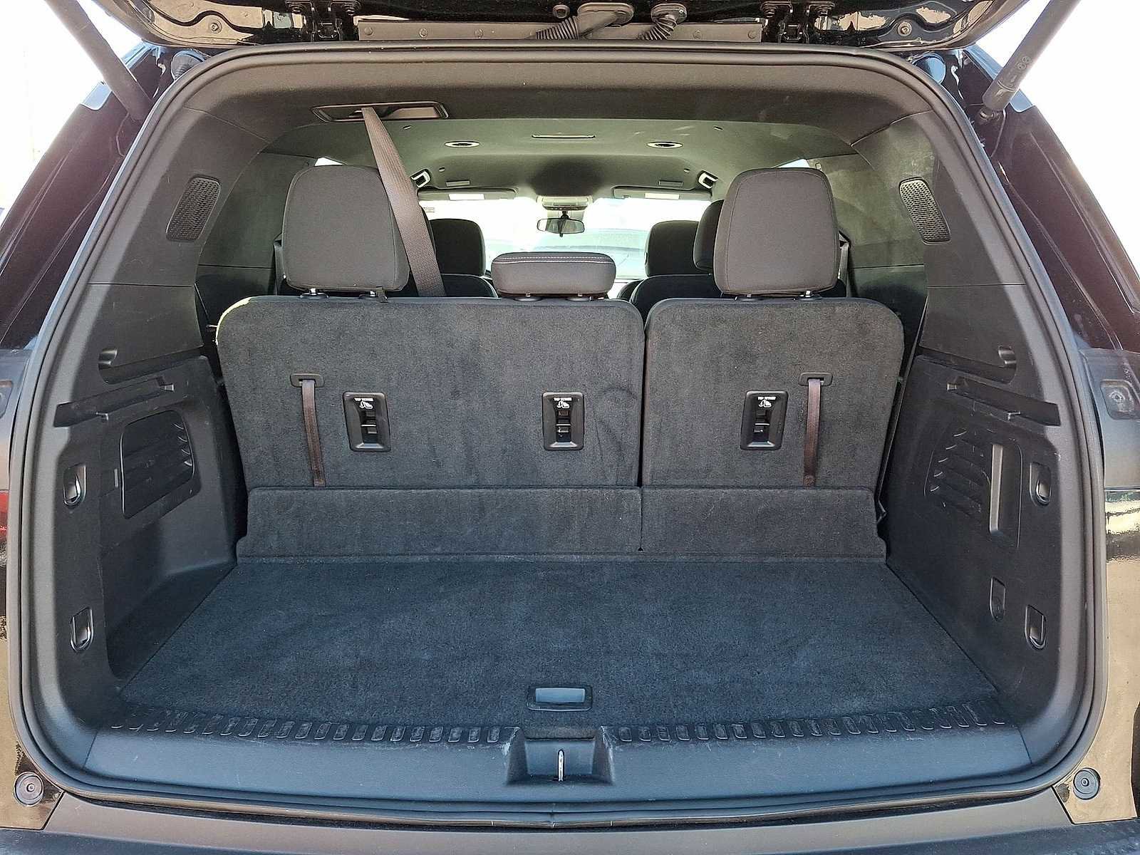 Used 2025 Chevrolet Traverse LT image 30