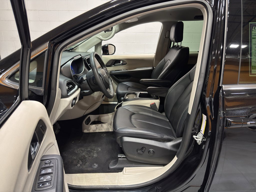Used 2024 Chrysler Pacifica Touring-L image 17