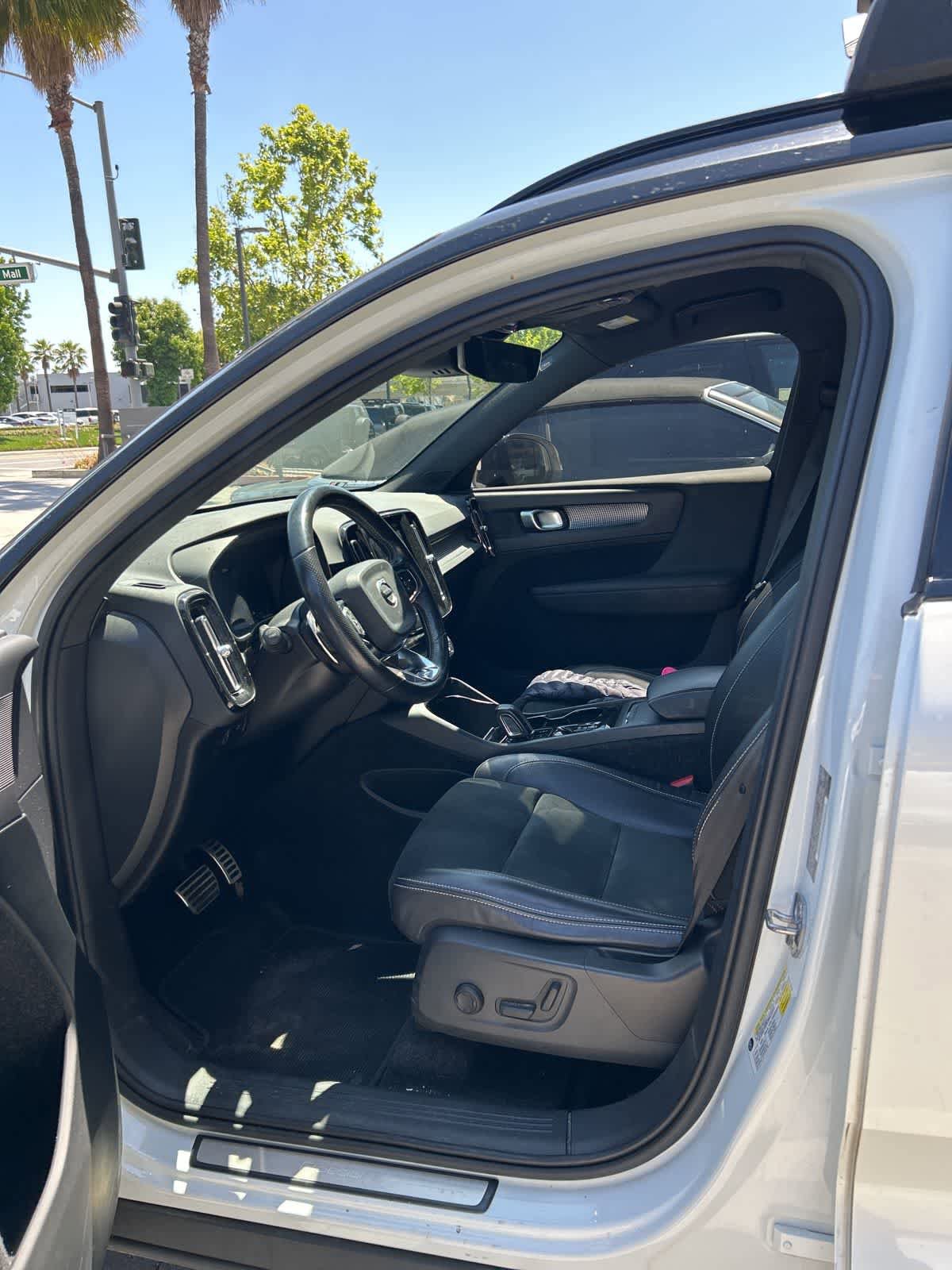 Used 2019 Volvo XC40 T4 R-Design FWD image 16
