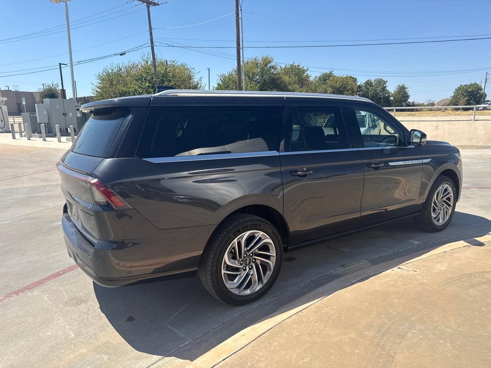 Used 2025 Lincoln Navigator L Reserve AWD/4WD image 5