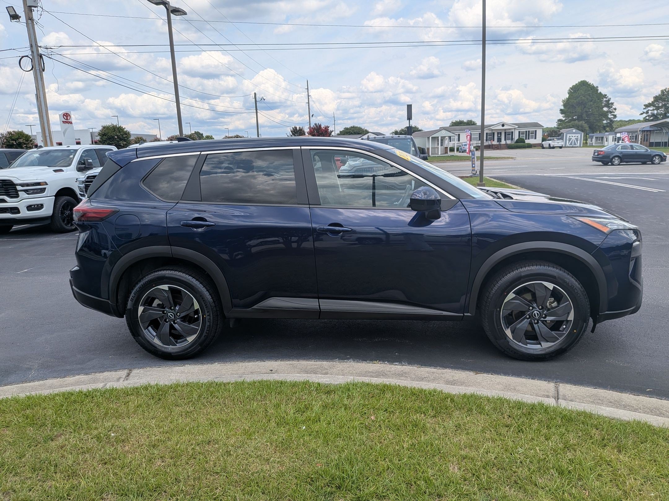 Used 2025 Nissan Rogue SV FWD image 4