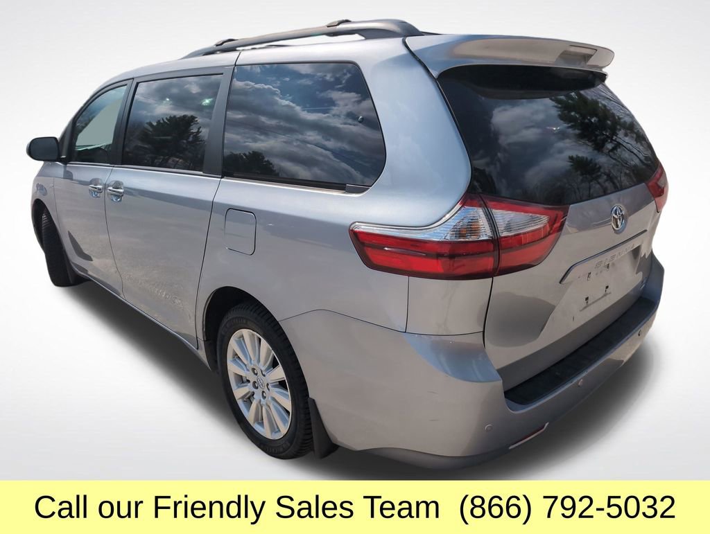 Used 2017 Toyota Sienna XLE Premium image 3