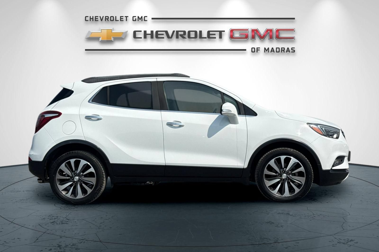 Used 2018 Buick Encore Essence FWD image 2