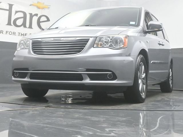 Used 2014 Chrysler Town & Country Touring-L image 4