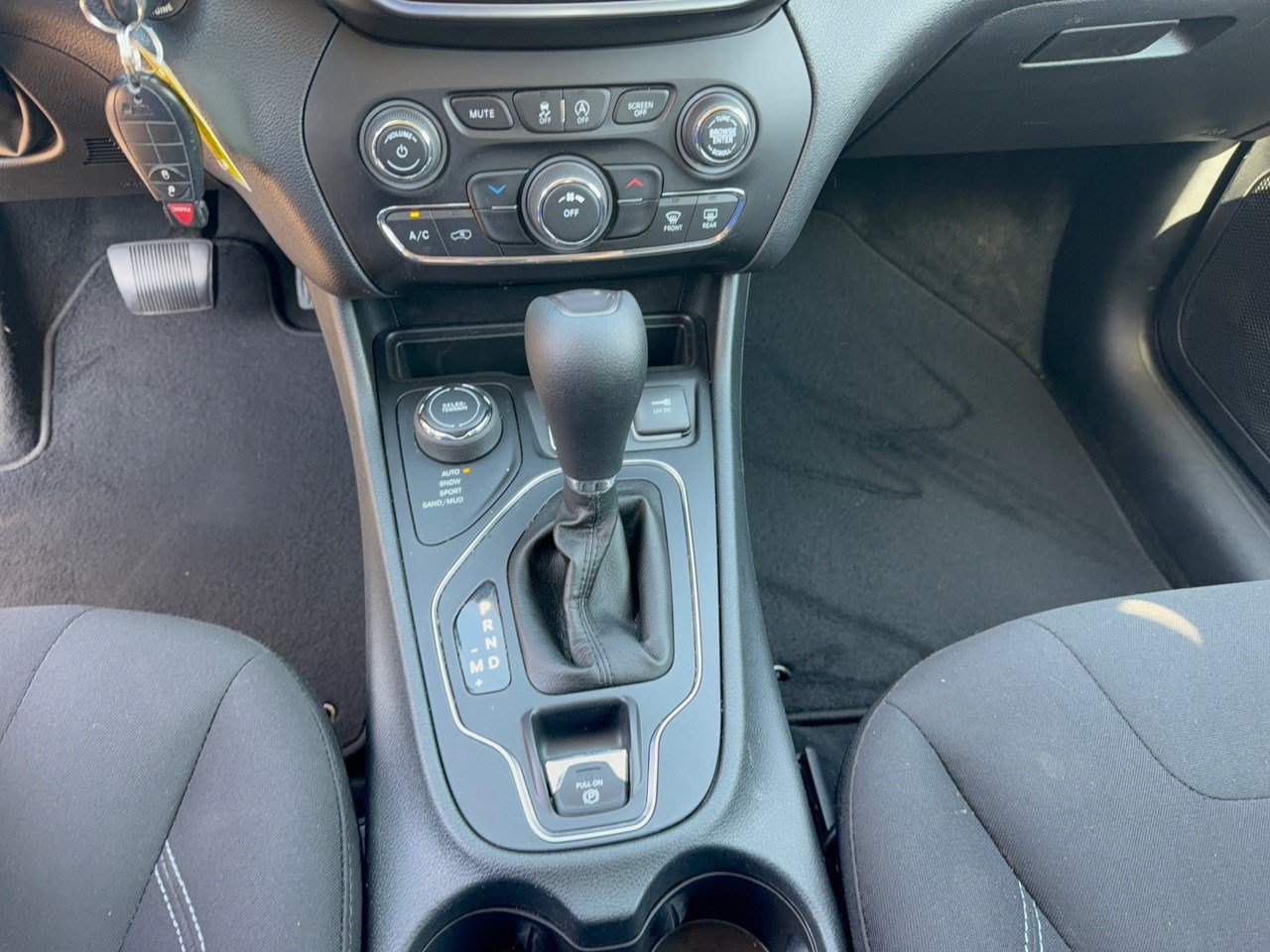 Used 2019 Jeep Cherokee Latitude w/ Popular Appearance Group AWD/4WD image 21