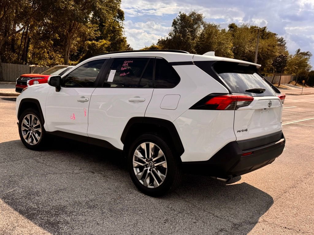 Used 2019 Toyota RAV4 XLE Premium w/ Cold Weather Package FWD image 4