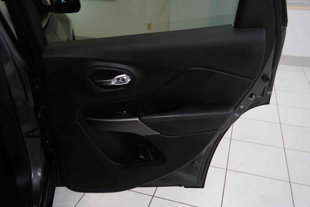 Used 2019 Jeep Cherokee Limited AWD/4WD image 20