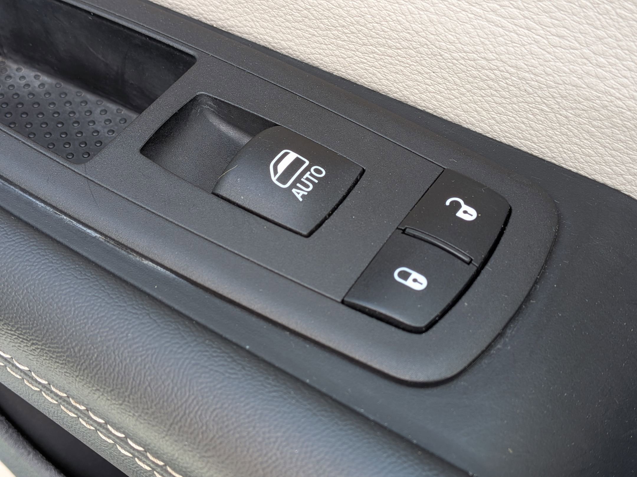 Used 2024 Chrysler Pacifica Touring-L image 35