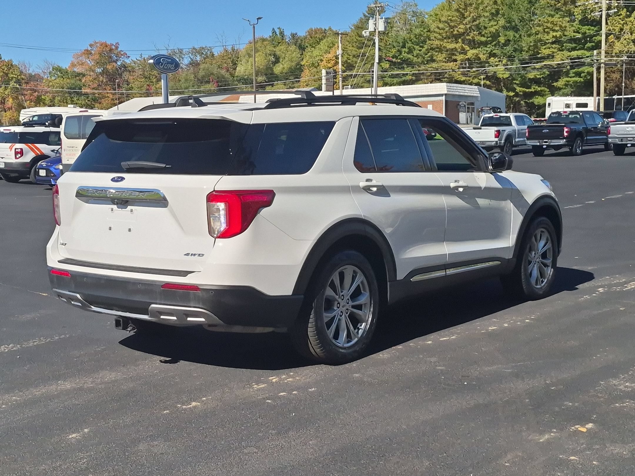 Used 2021 Ford Explorer XLT w/ Equipment Group 202A AWD/4WD image 3