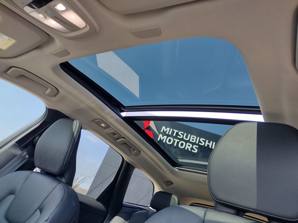 Used 2022 Volvo XC60 B5 Momentum image 5