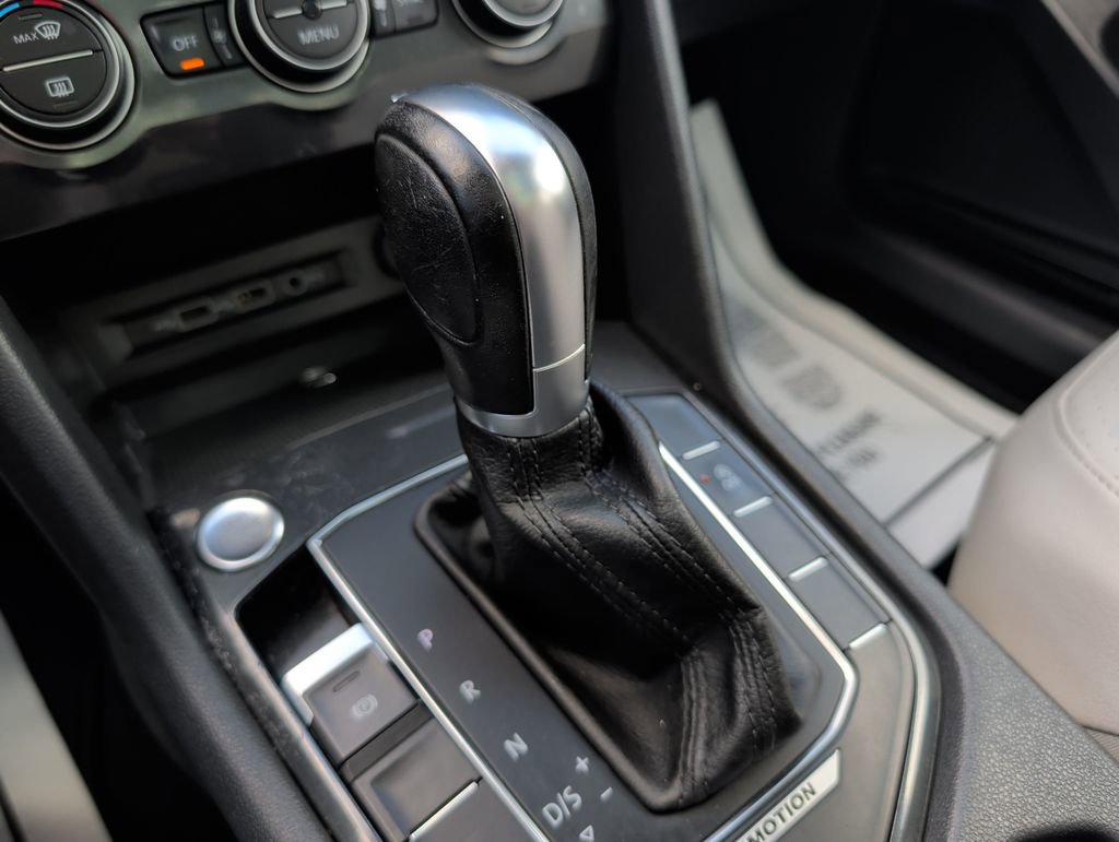 Used 2018 Volkswagen Tiguan SE w/ Panoramic Sunroof Package image 16