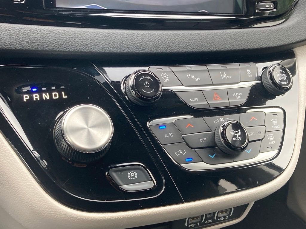 Used 2023 Chrysler Pacifica Touring-L image 25