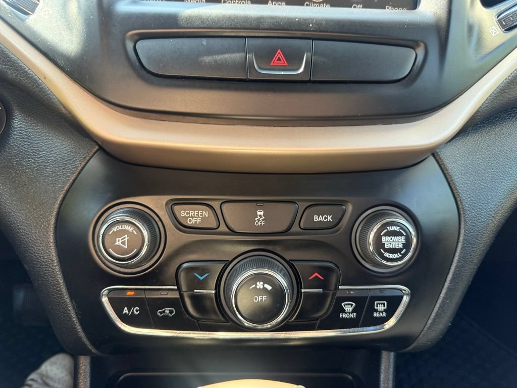 Used 2017 Jeep Cherokee Latitude w/ Cold Weather Group AWD/4WD image 21