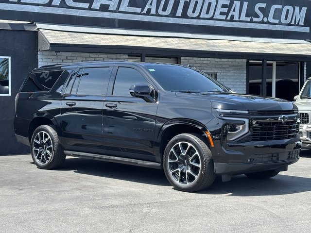 Used 2025 Chevrolet Suburban RST w/ Comfort Package AWD/4WD image 8