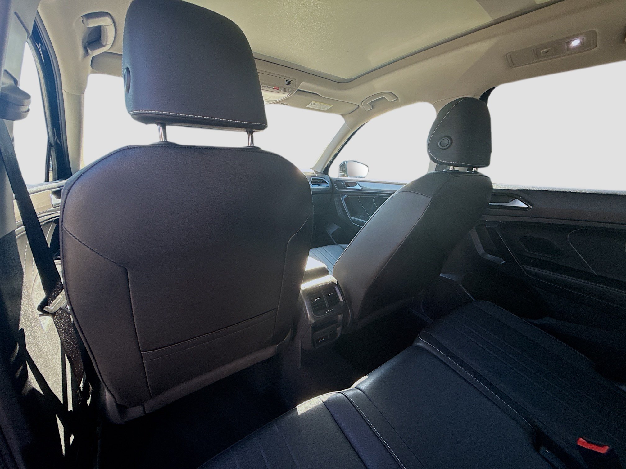 Used 2023 Volkswagen Tiguan SE w/ Panoramic Sunroof Package FWD image 24