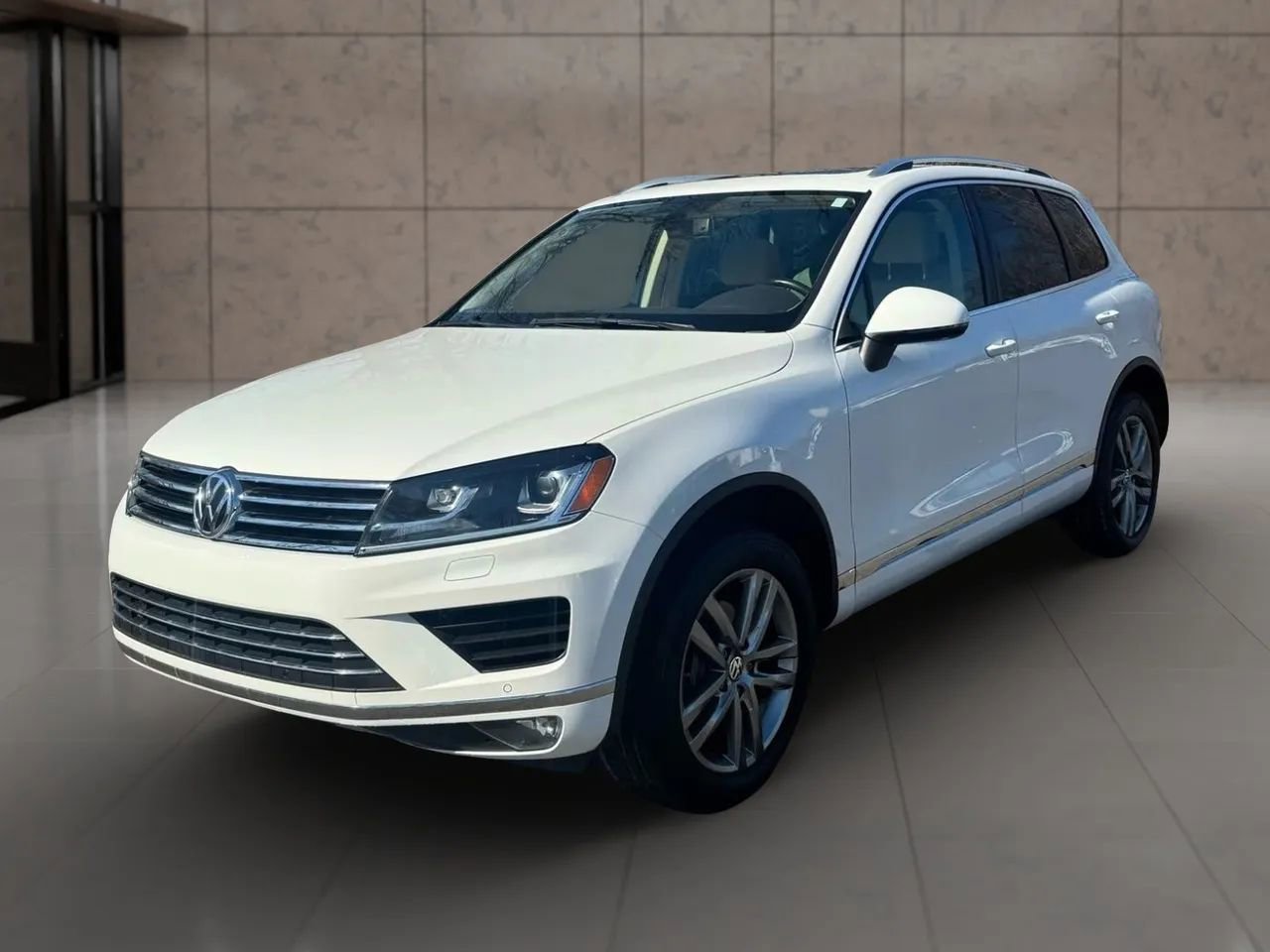 Used 2015 Volkswagen Touareg VR6 image 2