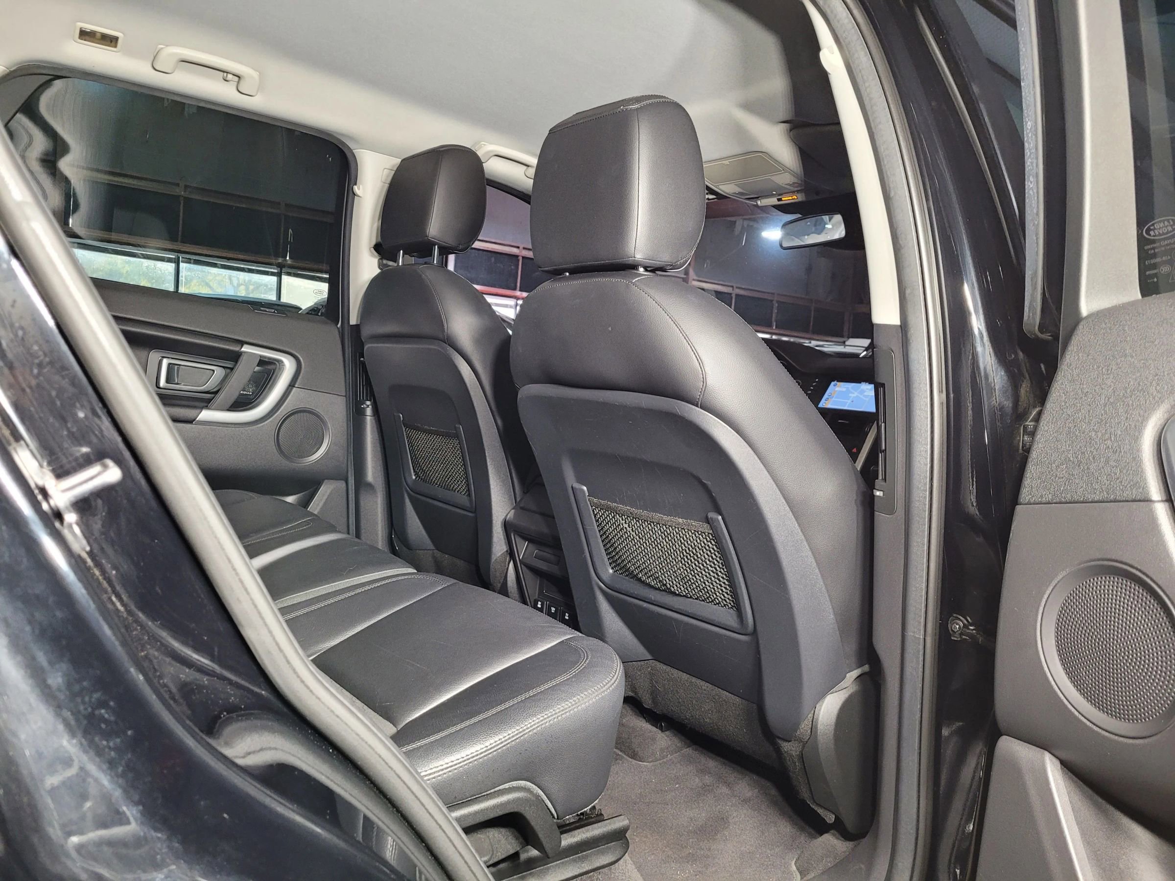 Used 2017 Land Rover Discovery Sport SE image 32