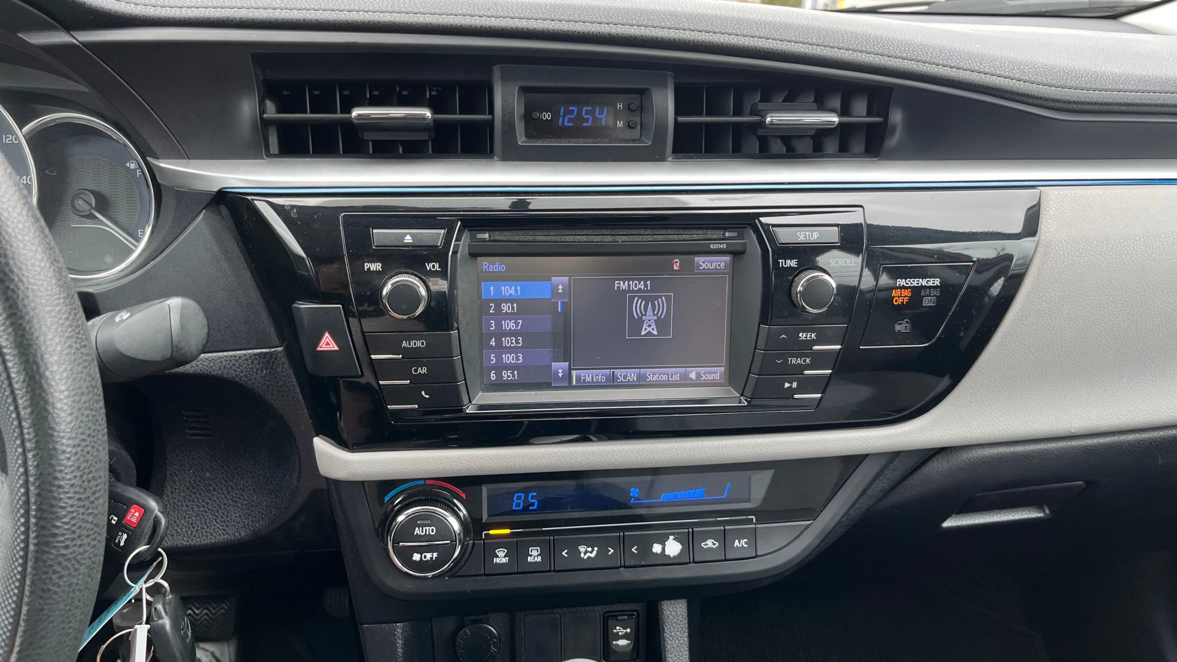 Used 2014 Toyota Corolla LE image 15