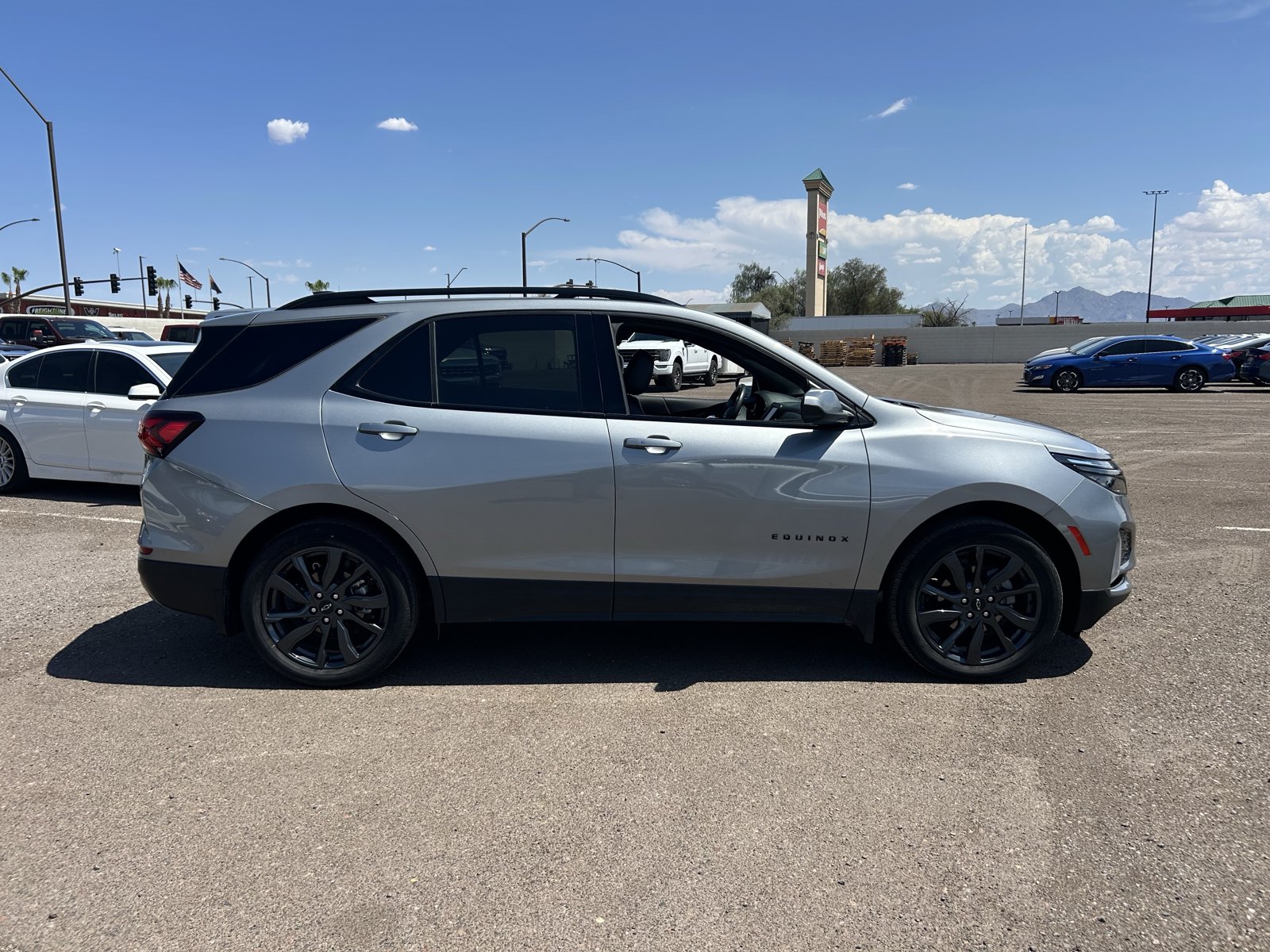 Used 2023 Chevrolet Equinox RS w/ LPO, Floor Liner Package FWD image 5