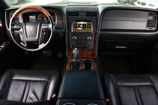 Used 2016 Lincoln Navigator Select RWD image 24