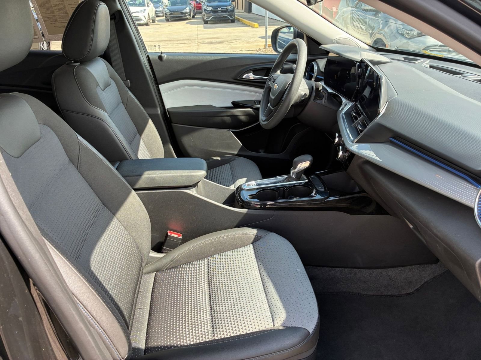 Used 2025 Chevrolet Trax LT FWD image 29
