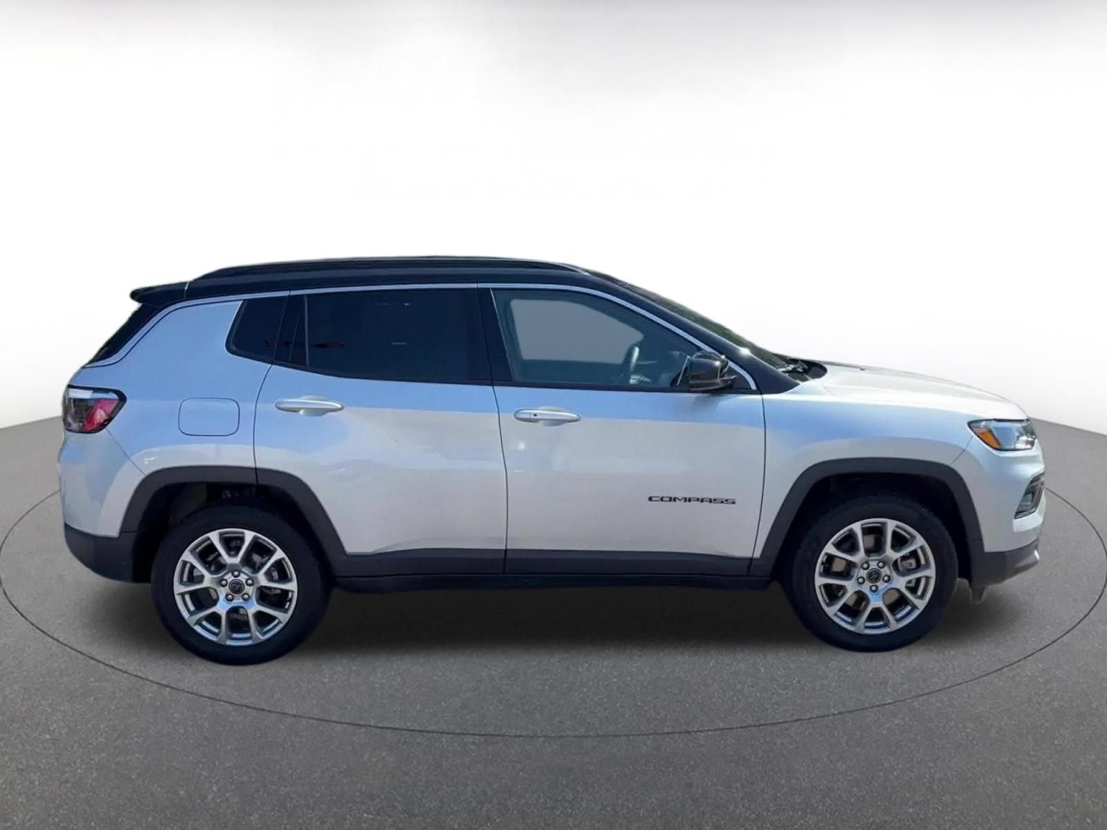 Used 2025 Jeep Compass Limited AWD/4WD image 16