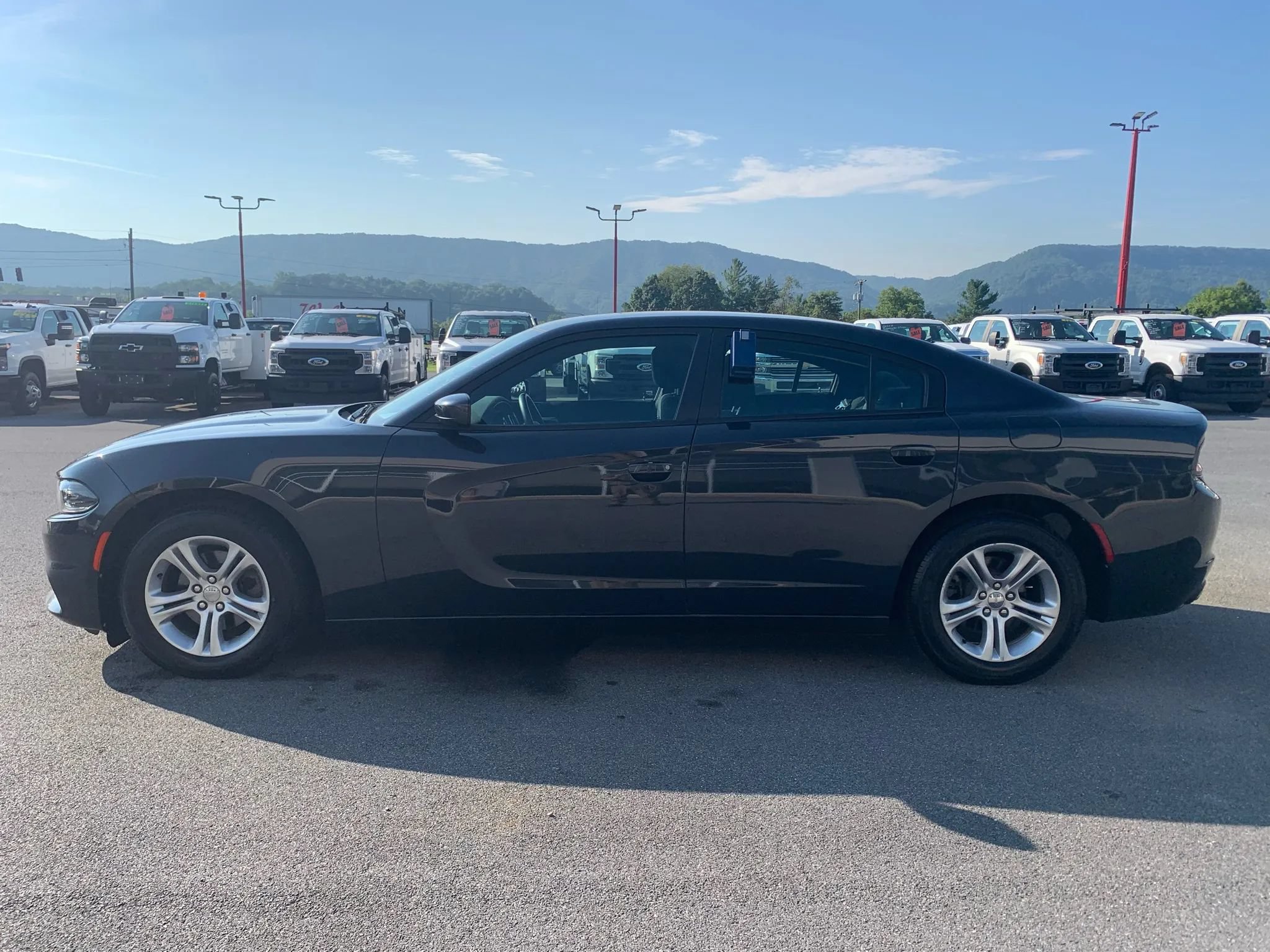 Used 2016 Dodge Charger SE RWD image 5