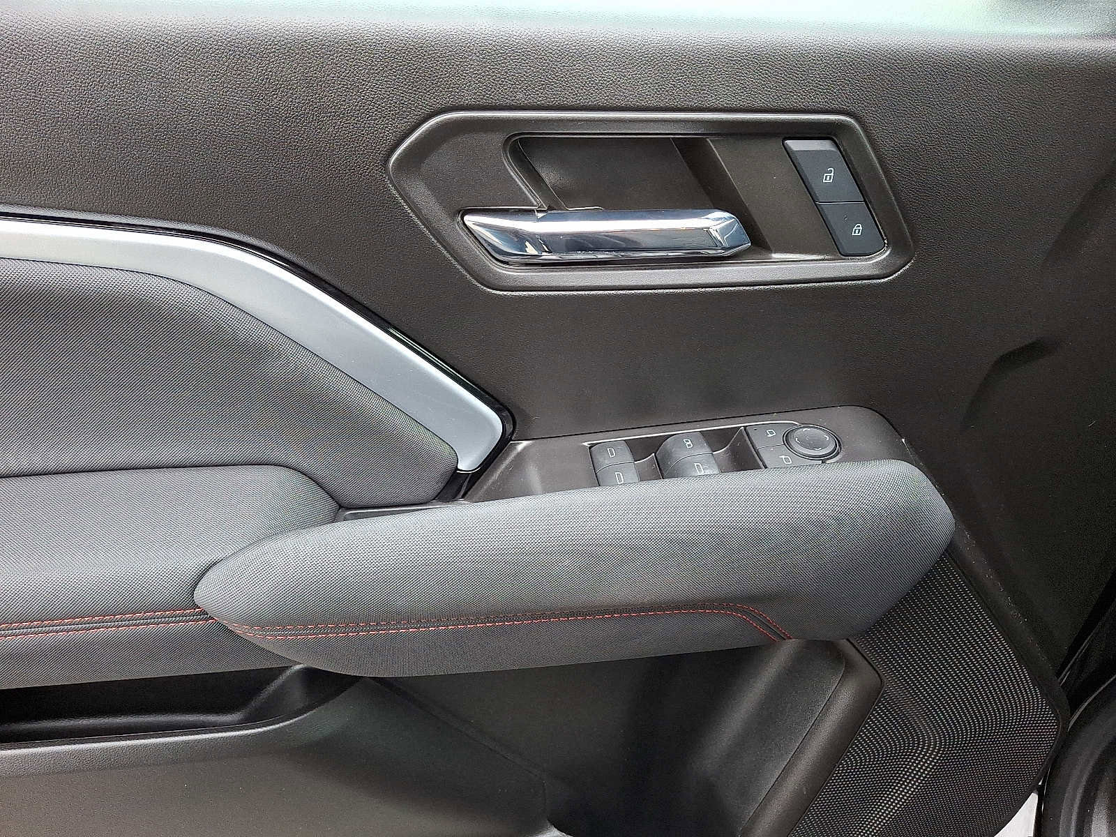 Used 2024 Chevrolet Colorado Z71 w/ Z71 Convenience Package 2 image 13