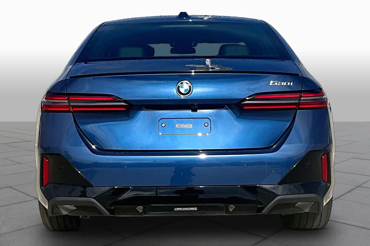Used 2027 BMW 530i w/ M Sport Package RWD image 4