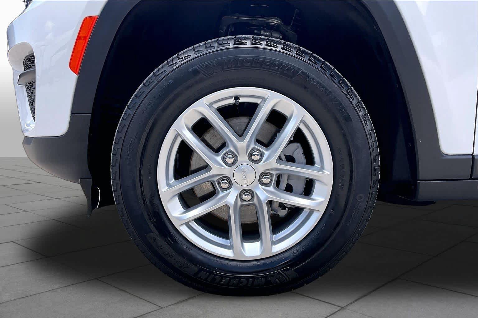 Used 2025 Jeep Grand Cherokee Laredo X AWD/4WD image 11