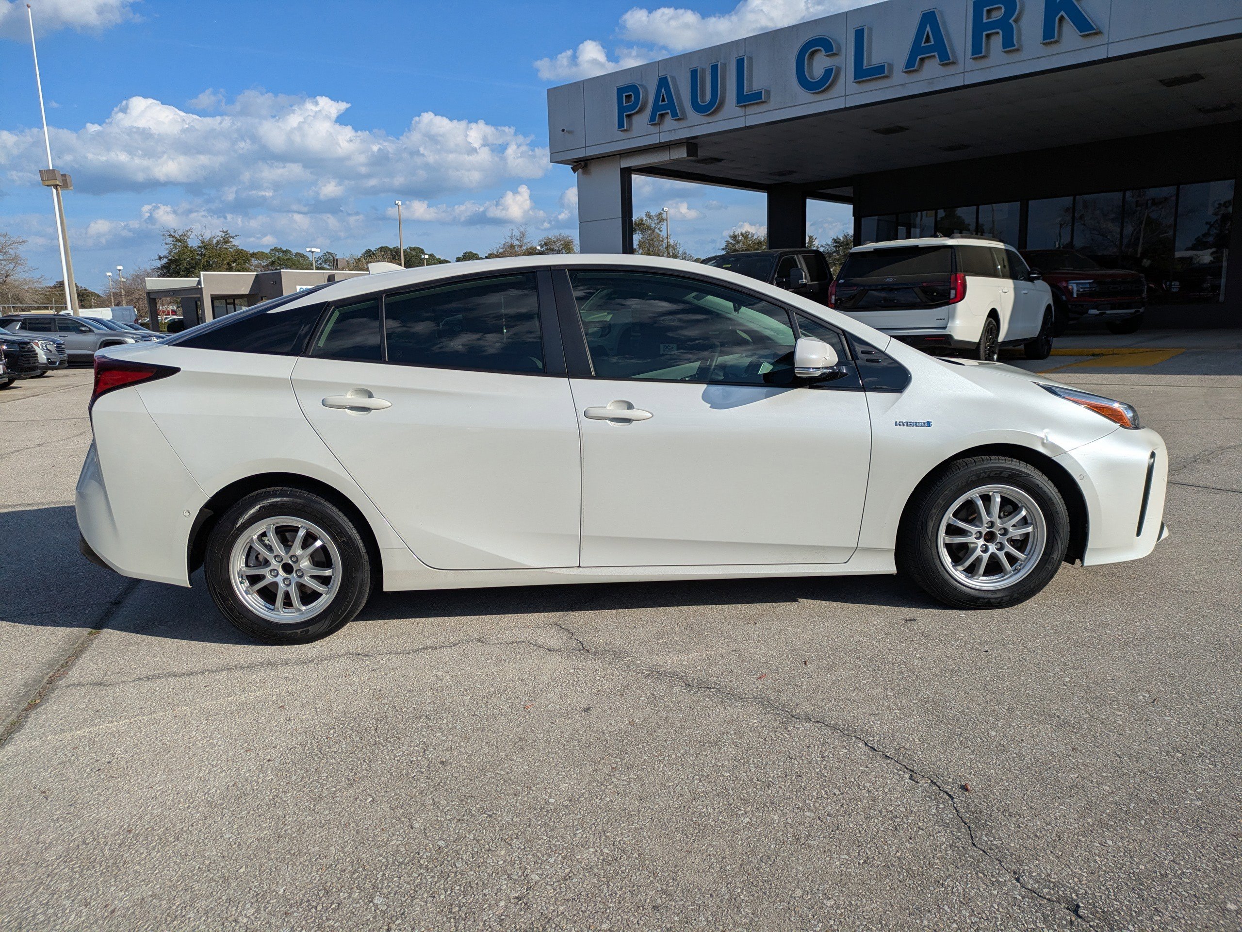 Used 2020 Toyota Prius LE image 3