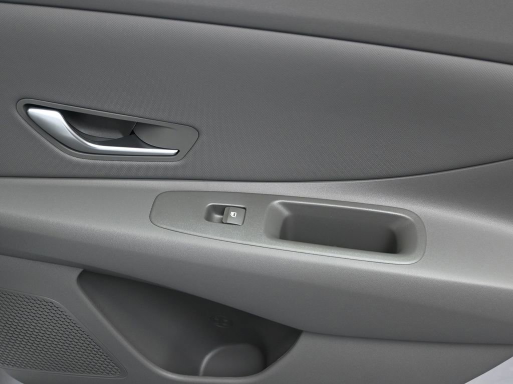 Certified 2025 Hyundai Elantra SEL image 14