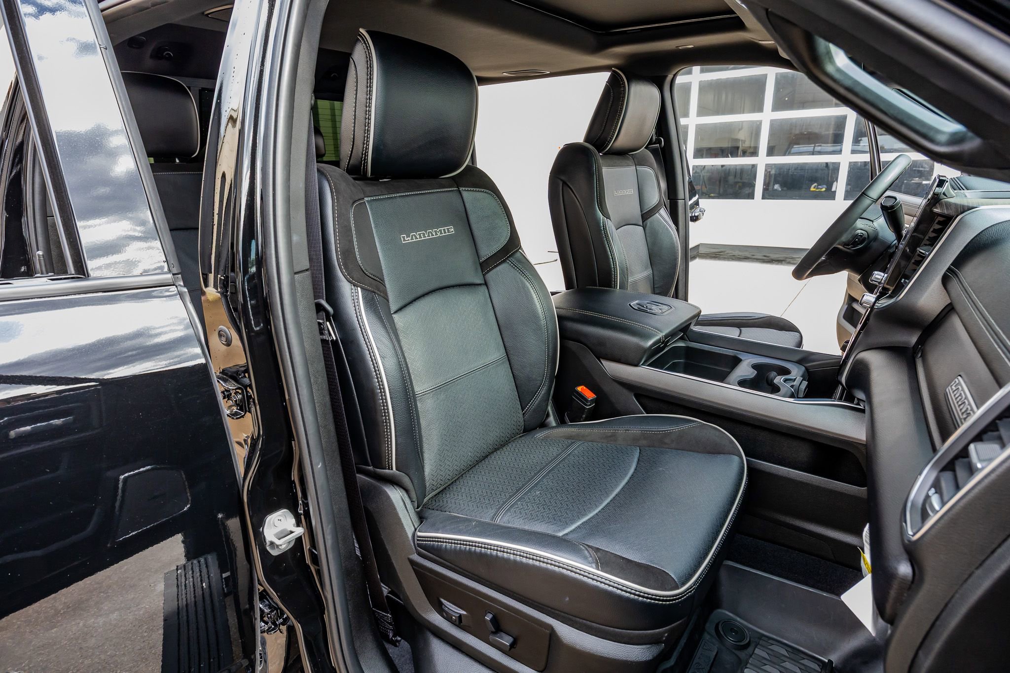 Used 2025 RAM 3500 Laramie image 32