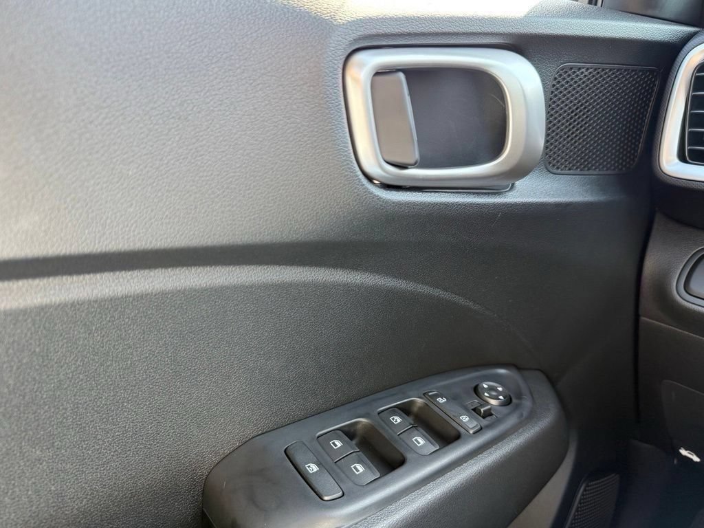 Certified 2025 Hyundai Venue SEL FWD image 11
