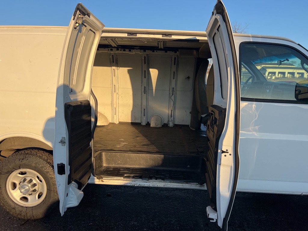 Used 2015 Chevrolet Express 2500 RWD image 18