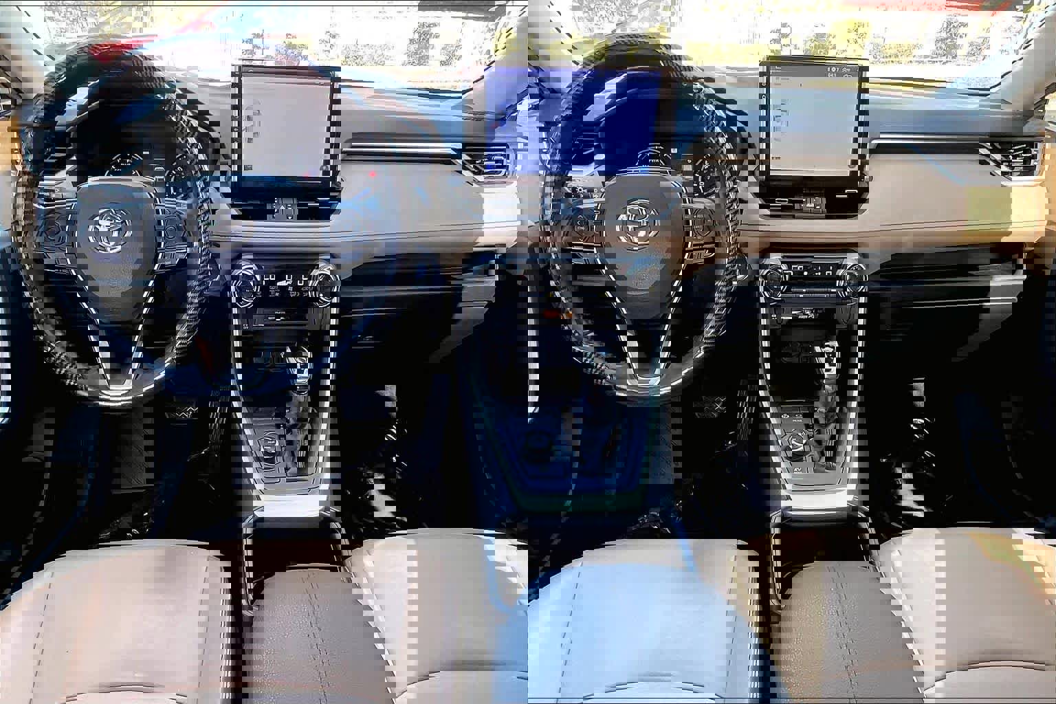 Used 2022 Toyota RAV4 XLE Premium image 15