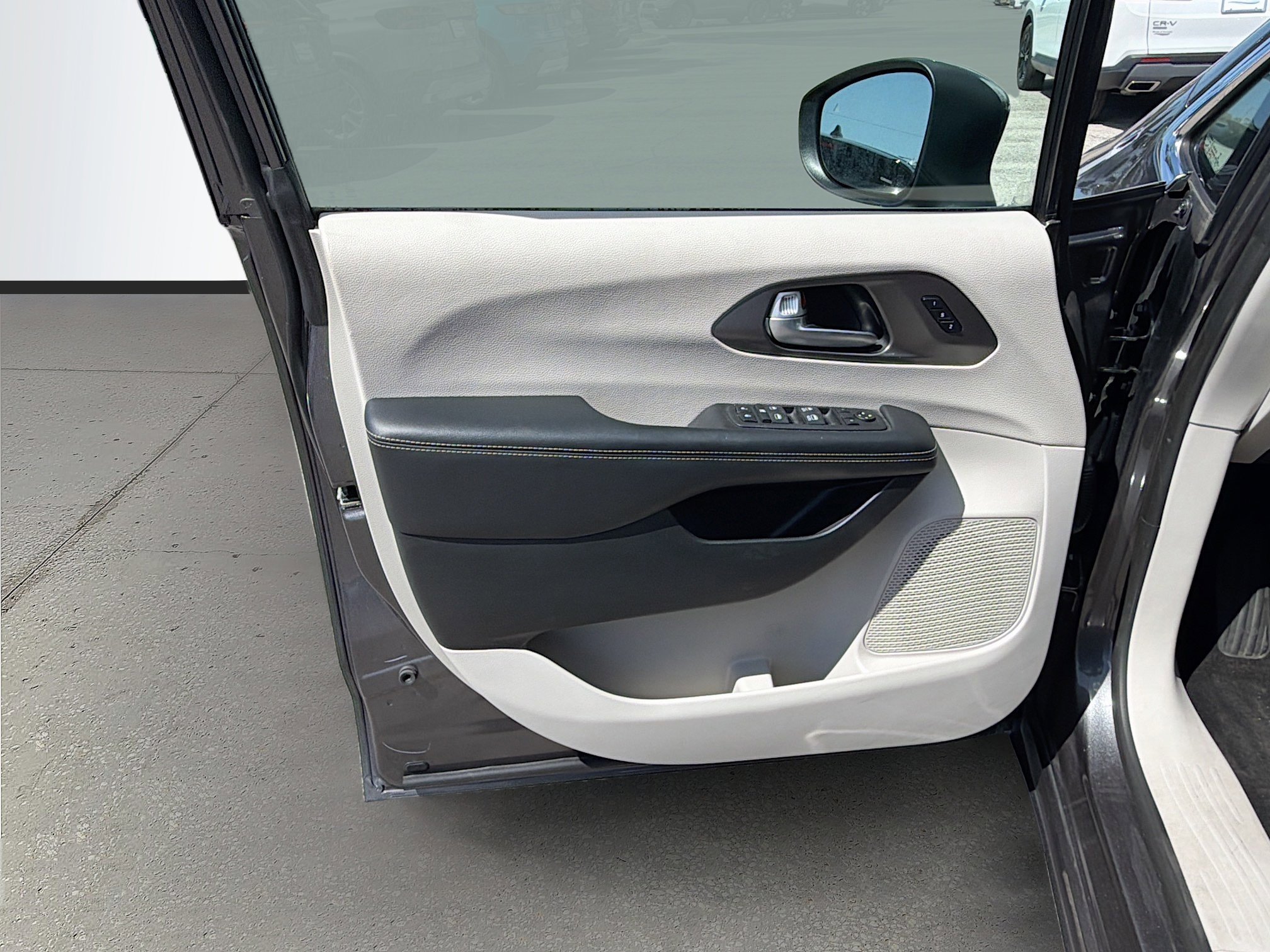 Used 2023 Chrysler Pacifica Touring-L image 24