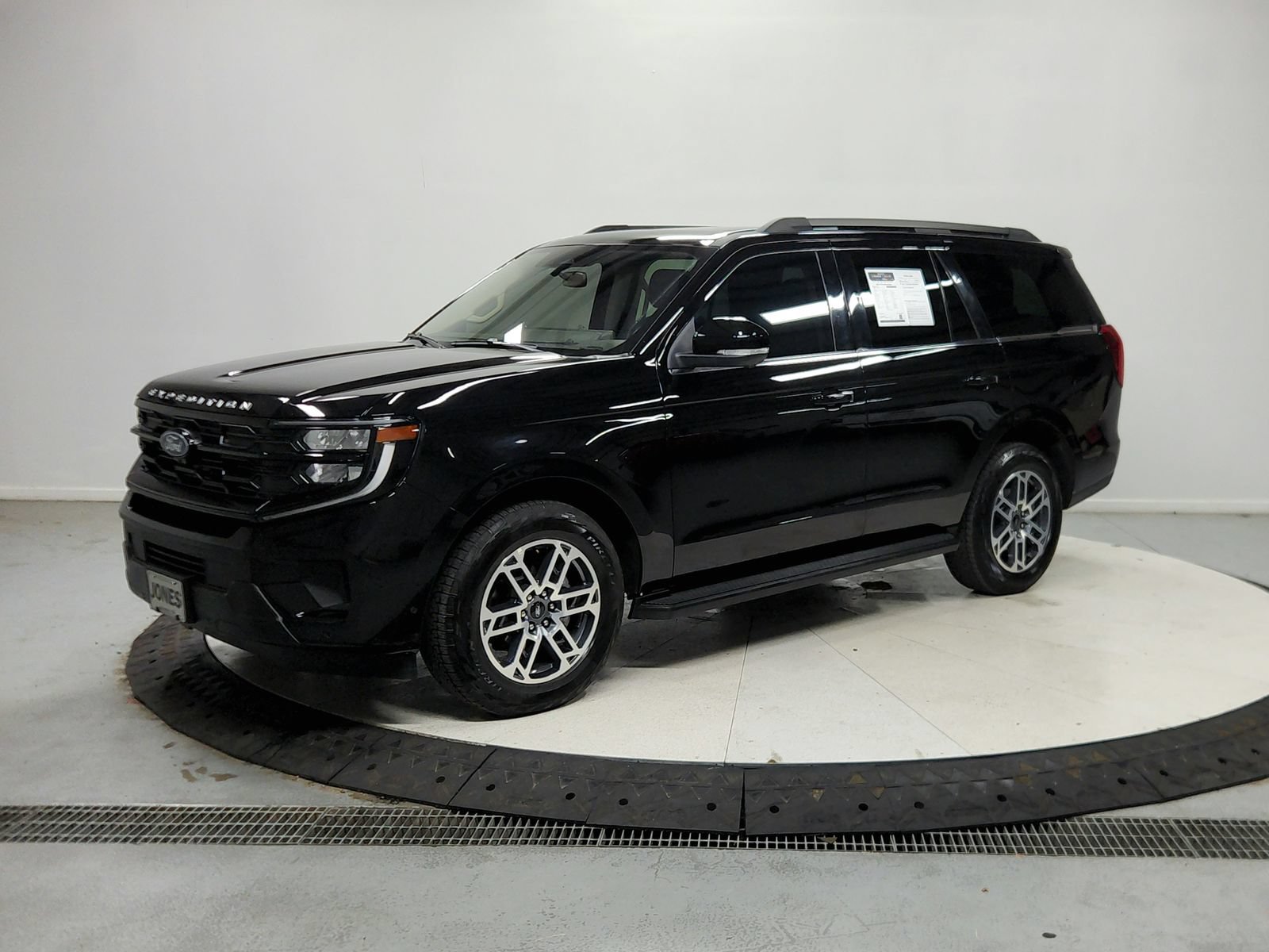 Used 2025 Ford Expedition Active AWD/4WD image 4