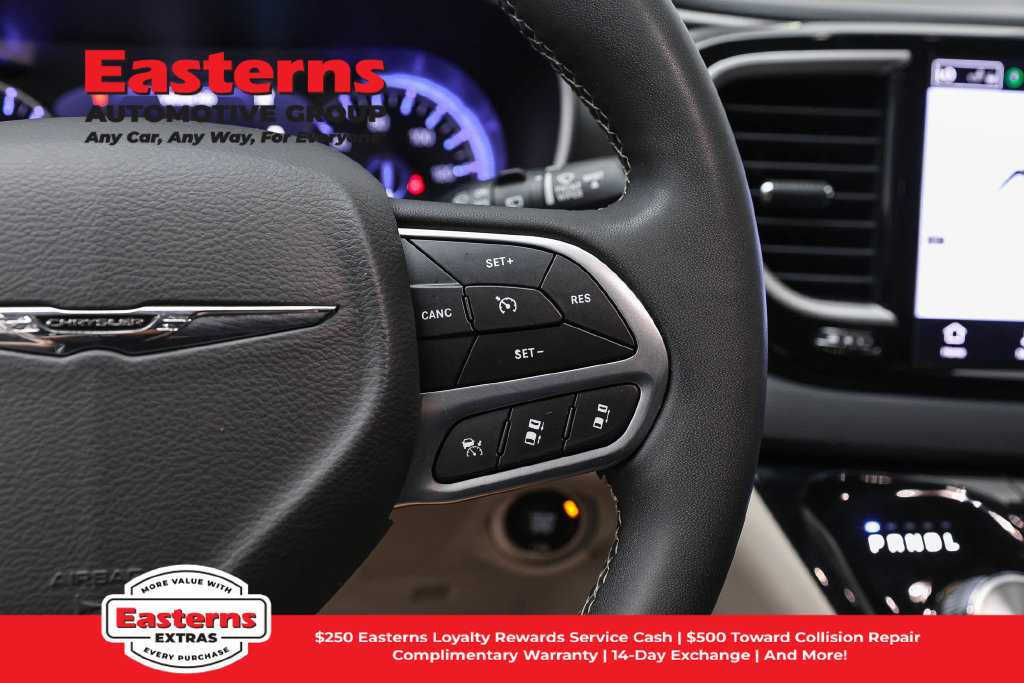 Used 2023 Chrysler Pacifica Touring-L FWD image 17