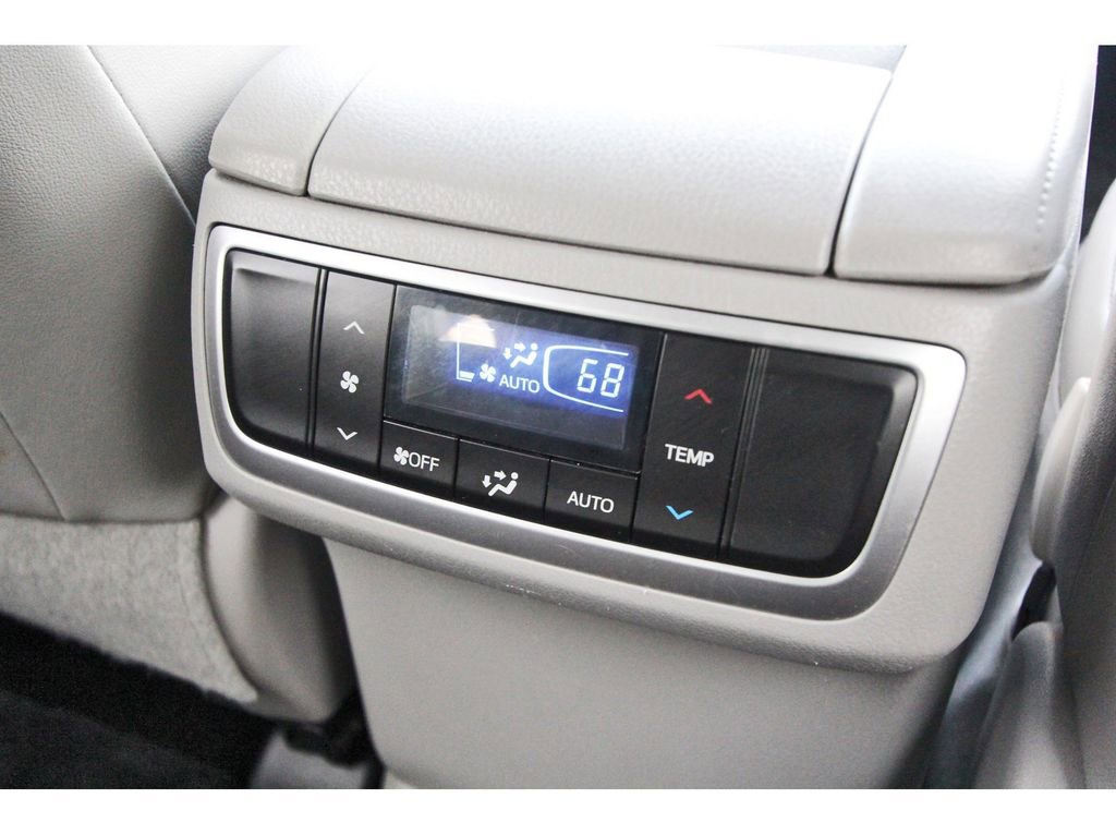 Used 2016 Toyota Highlander XLE FWD image 12