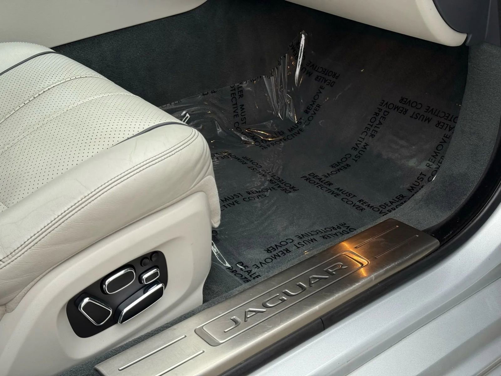 Used 2014 Jaguar XJ L Portfolio image 54