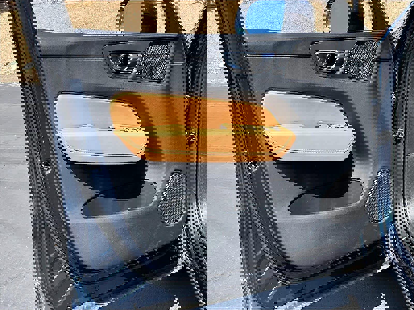 Used 2023 Volvo XC60 B5 Ultimate w/ Protection Package Premier image 26