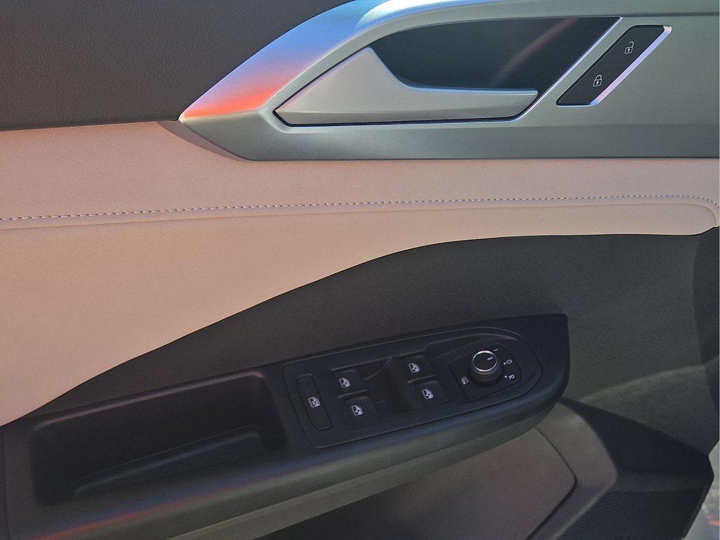 New 2026 Volkswagen Taos SE FWD image 17